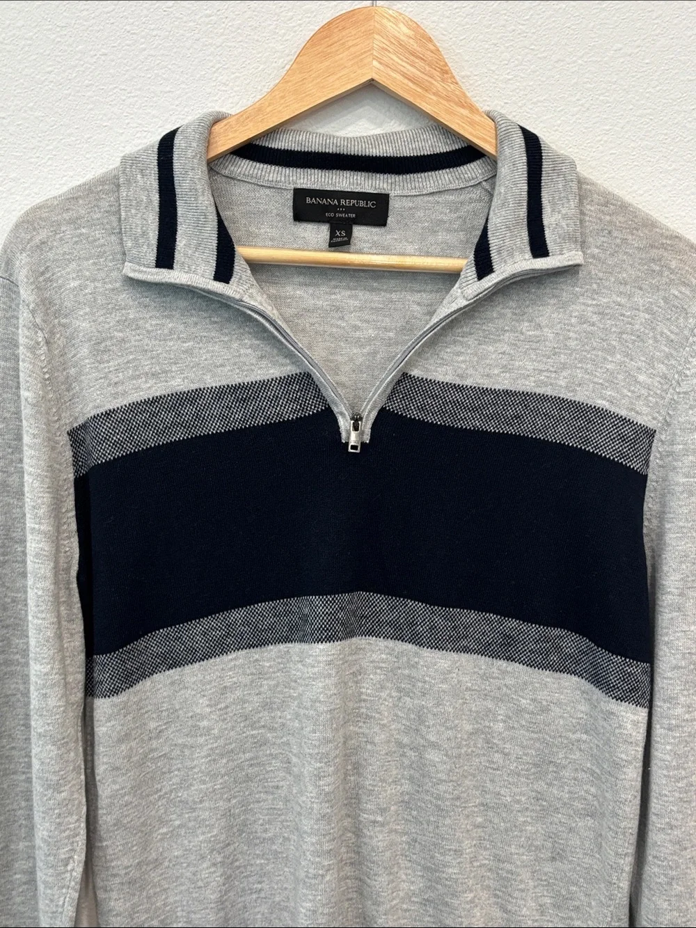 Banana Republic Men's XS Cotton Blend Gray Quarter-Zip Sweater Black Chest Band
